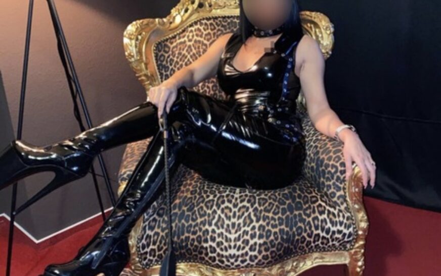 bizarre-domina-in-koeln-–-latex-–-lack-und-leder-frauen-am-rhein