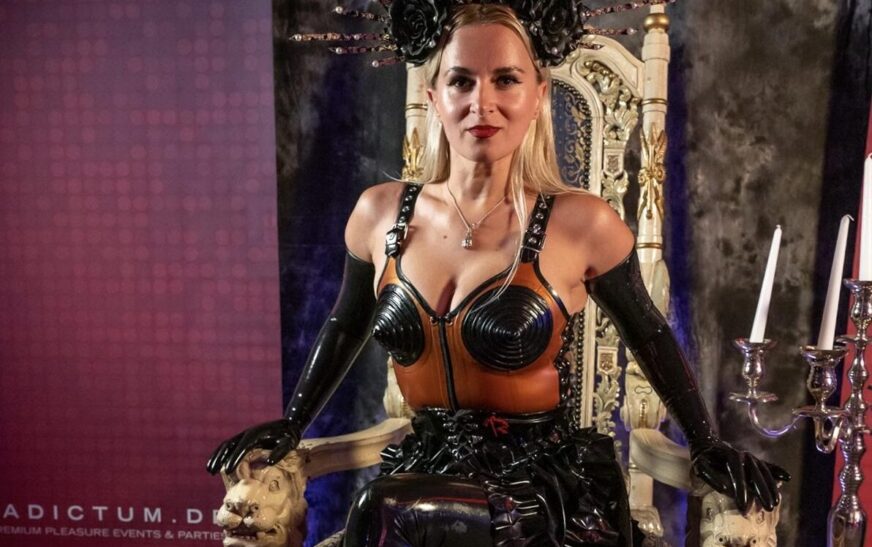 domina-fetish-zarin-im-schwarzwald