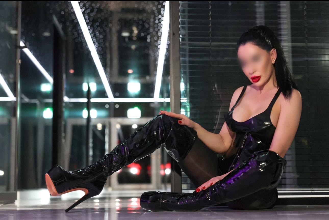 Domina Lady Black Rose Februar Termine in Stuttgart und Regensburg